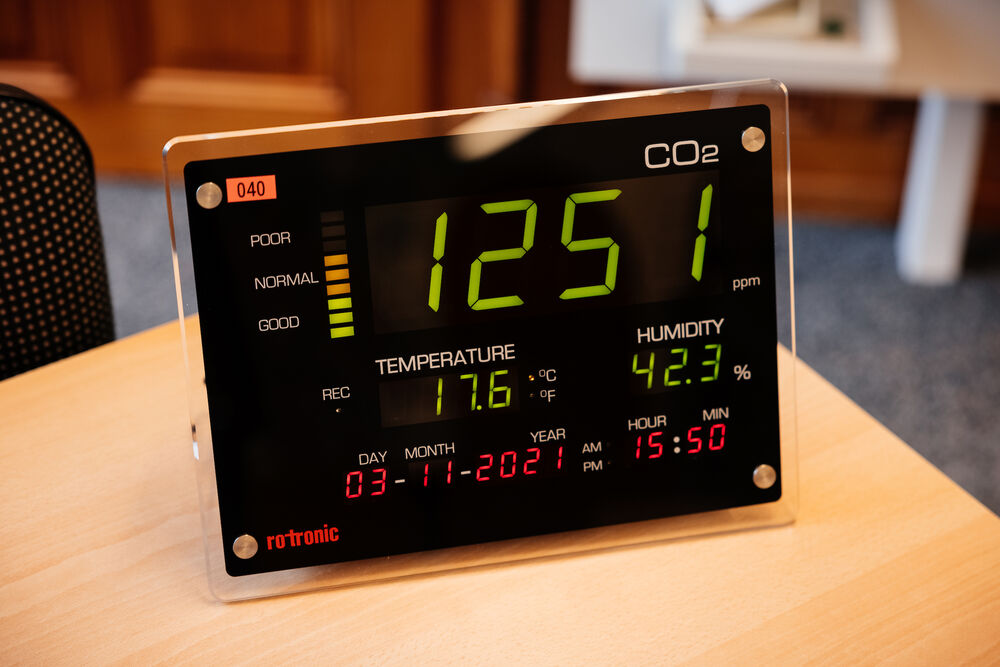 Raumluftqualität-Display 33 × 25 cm von Rotronic mit Angabe CO2-Konzentration, Temperatur und relative Feuchte. Kann verwendet werden als Indikator für Lüftungsbedarf, je nach Anspruch z. B. bei CO2-Gehalt über 1000 ppm.